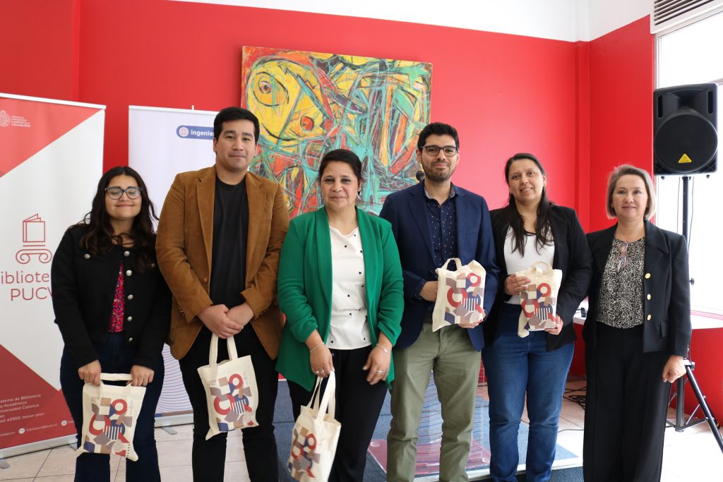 Profesores de la Facultad de Ingeniería durante el lanzamiento de los libros.