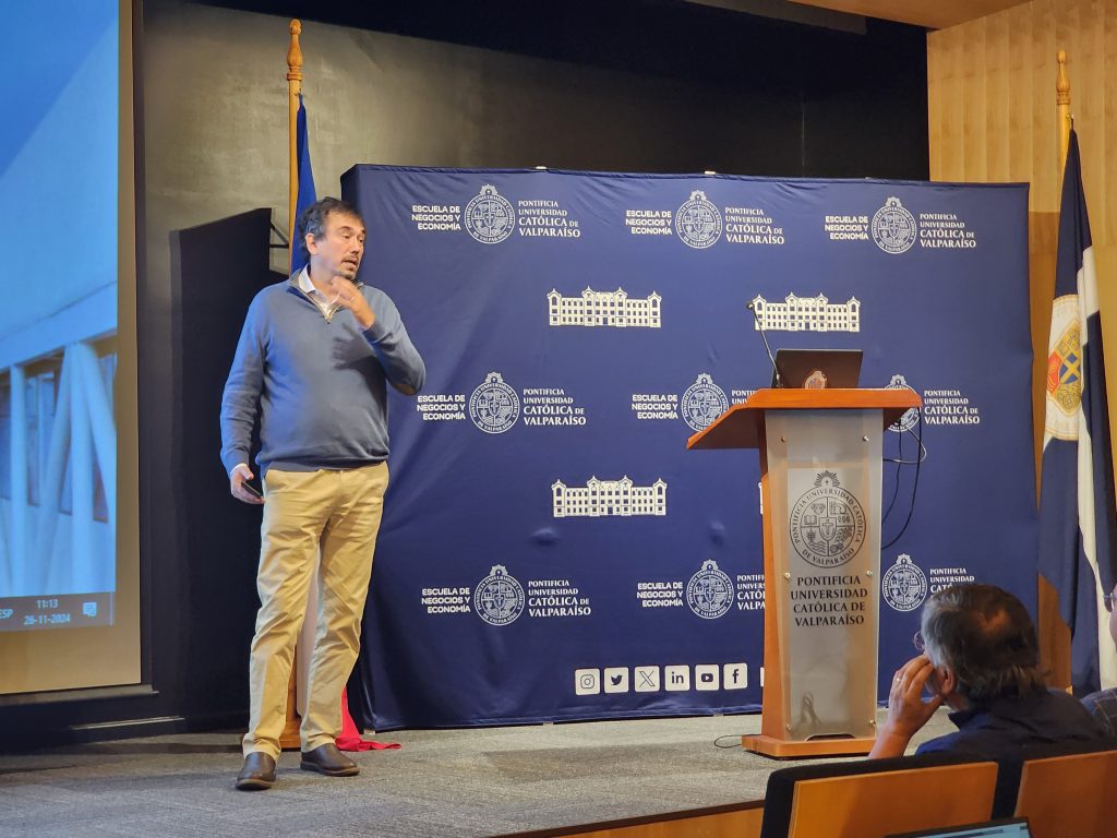 Profesor Cristián Flanagan exponiendo la relevancia de la innovación.