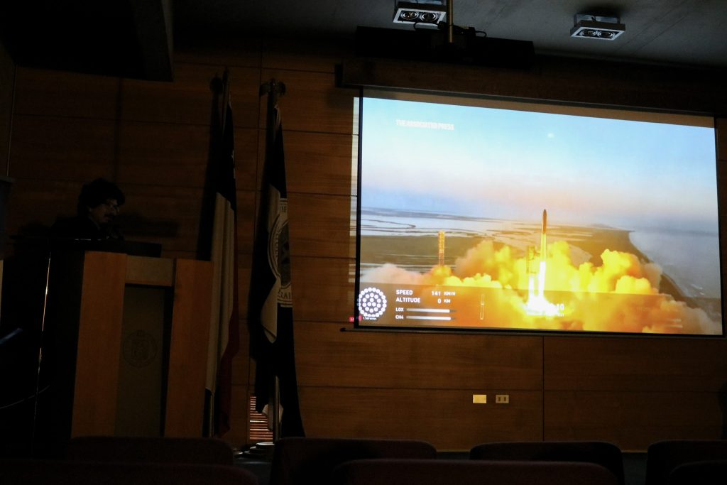 Profesor Esteban Vera, director del laboratorio Optolab de la Escuela de Ingeniería Eléctrica, presentando los fundamentos del proyecto SeeTrue